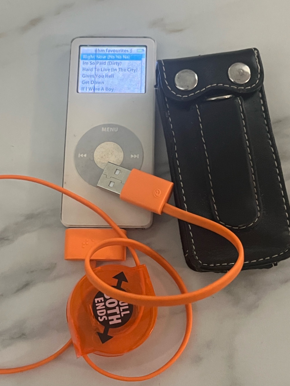 Vintage Apple iPod nano 1st Gen 2GB, White Tested with Case & Retractable Cable